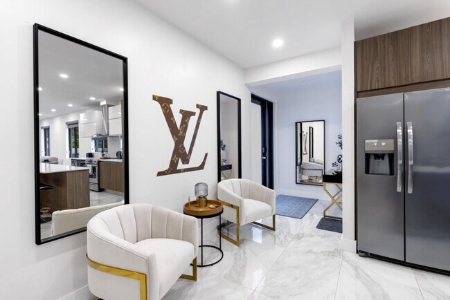 Building Photo - 826 SW 14th Ct