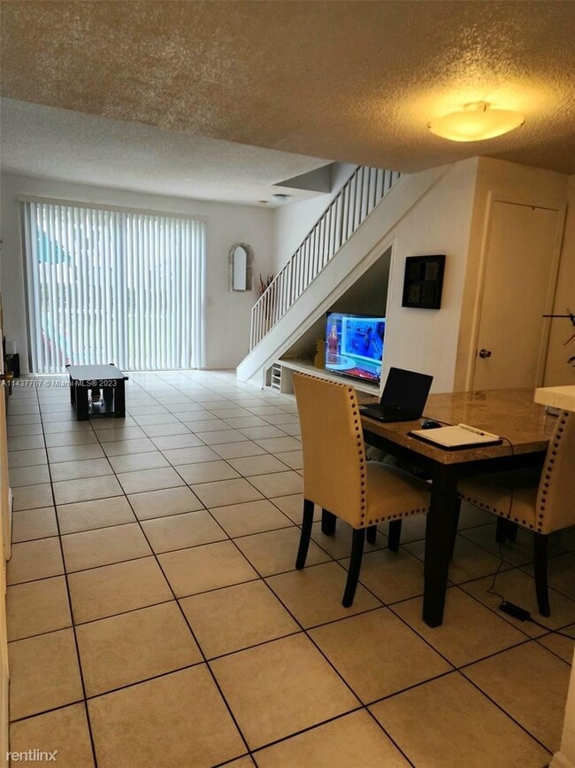 Building Photo - 2 br, 2.5 bath Townhome - 1050 Sorrento Dr...