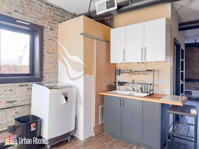 Building Photo - 639 N Troy St