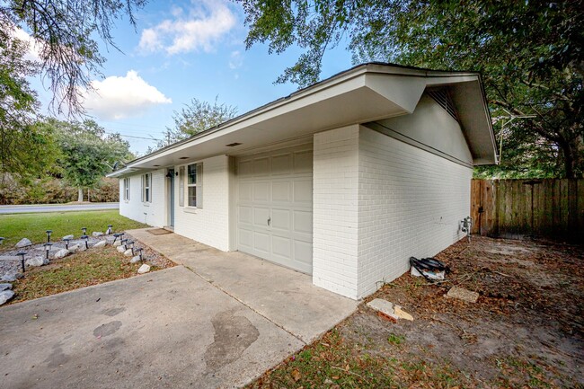 Building Photo - Adorable Rental Near Downtown Ocean Springs!