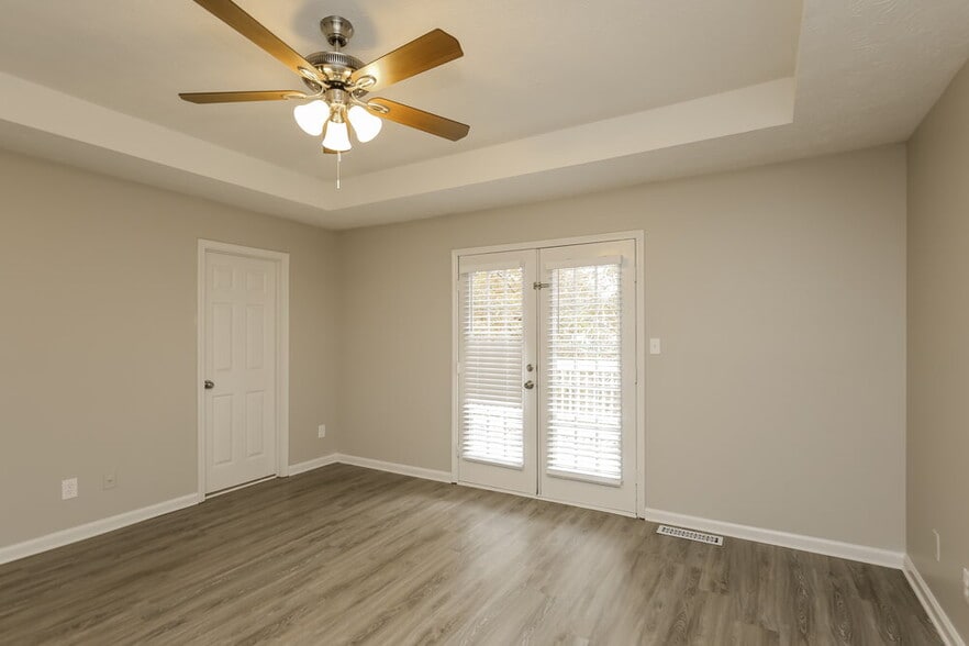 Building Photo - 1030 Sycamore Summit