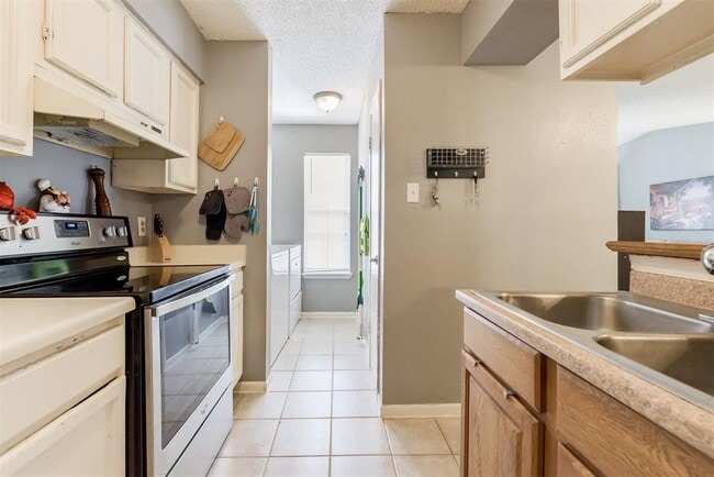 Building Photo - 17331 Red Oak Dr