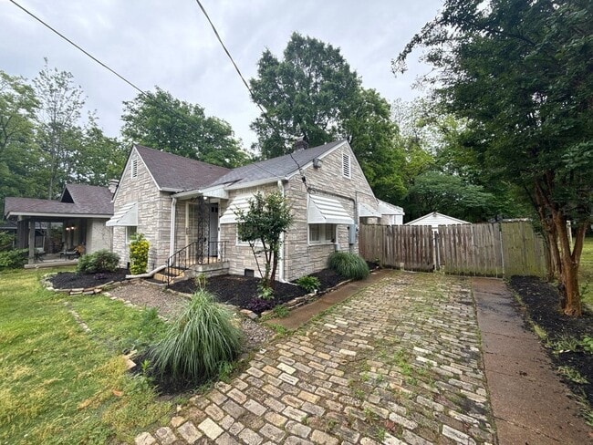Building Photo - 4 Bed | 2 Bath | Detached Garage | Spacious Living