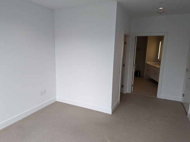 Building Photo - 40 Traveler St