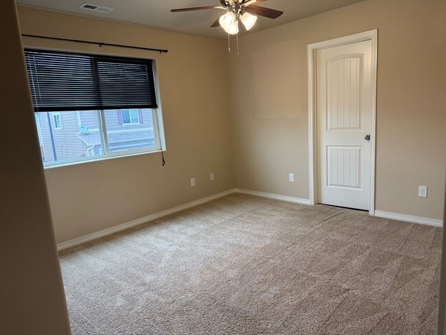 Building Photo - Everything you need! 3 bed/2.5 bath, 2-car garage
