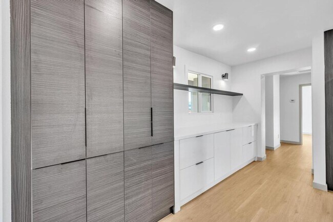 Building Photo - Completely Remodeled 6 bedroom/4 bath Home with New Pool