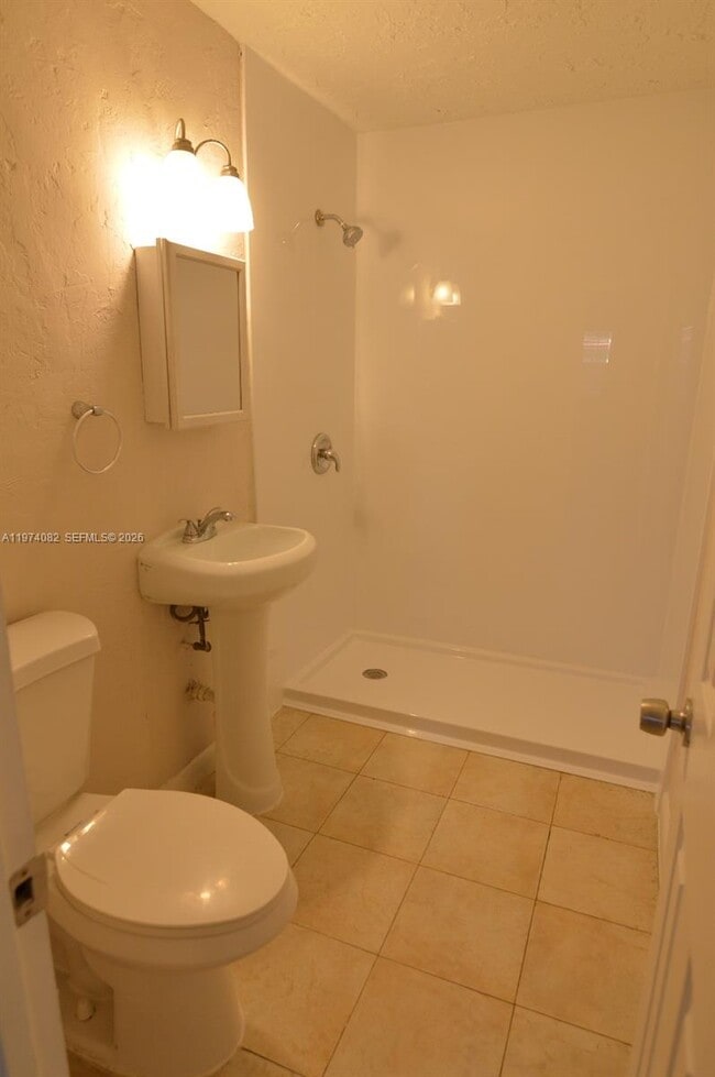 Building Photo - 731 NW 17th Ct