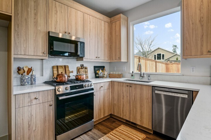 Building Photo - 1321 Oppek St NE