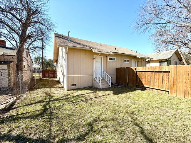 Building Photo - *COMING SOON* Charming 1-Bedroom Duplex With Laminate Flooring Throughout + Fenced Backyard