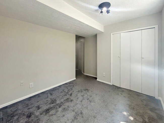 Building Photo - $0 DEPOSIT OPTION. DESIRABLE DAKOTA STATION SPLIT-LEVEL HOME WITH 3 BEDROOMS, 2 BATHS, AND SPACIO...