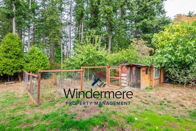 Building Photo - Spacious 3 Bedroom 3 Bath in town