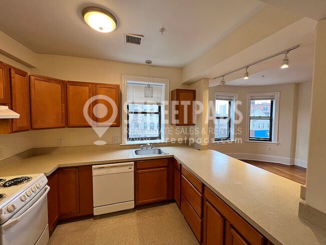 Building Photo - 881 Massachusetts Ave