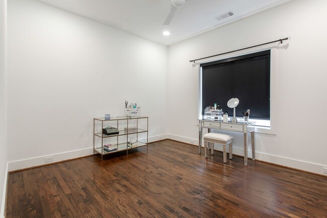 Building Photo - Modern 2 bed, 2.1 Bath townhome, walking distance to Greenville Ave