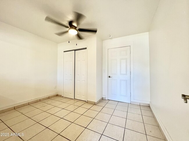 Building Photo - 946 E 12th St