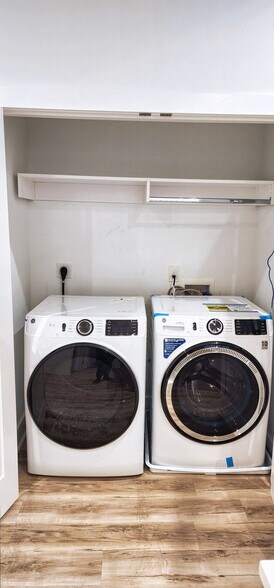 Laundry unit with washer and dryer - 1155 Custer Ave SE