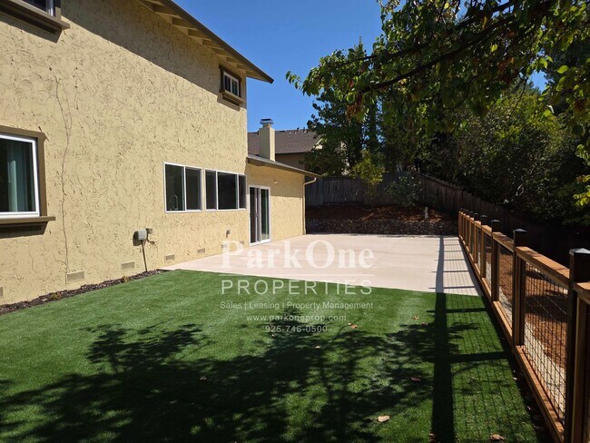 Building Photo - 1501 Fieldcrest Dr