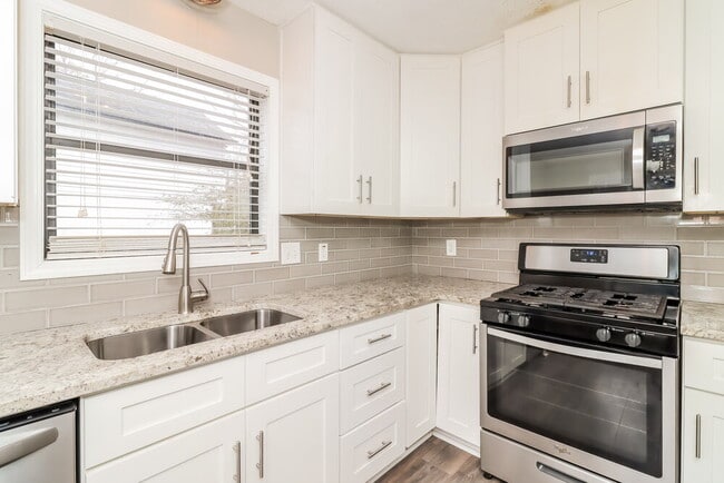 Building Photo - 3055 Sumit Wood Dr NW