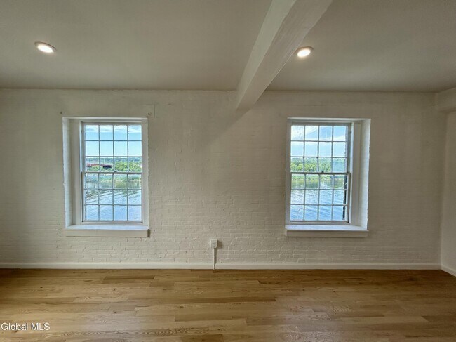 Building Photo - 155 River St