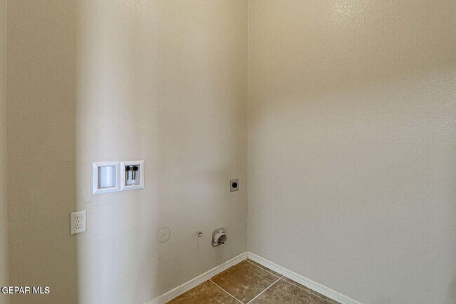 Building Photo - 10429 Silvercloud Dr