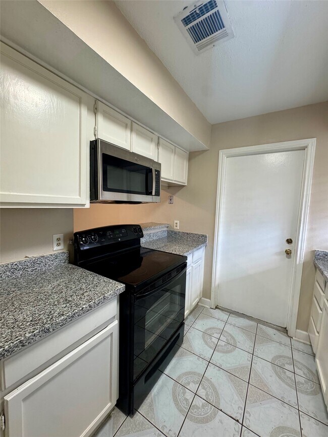 Building Photo - 10249 Colony Ct