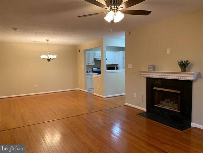 Building Photo - 10010 Vanderbilt Cir
