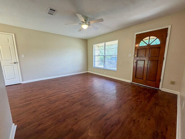 Building Photo - Move-in Ready Recently Updated 4BR/2BA House in Alachua! *Approved Application*