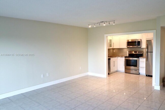 Building Photo - 4164 Inverrary Dr