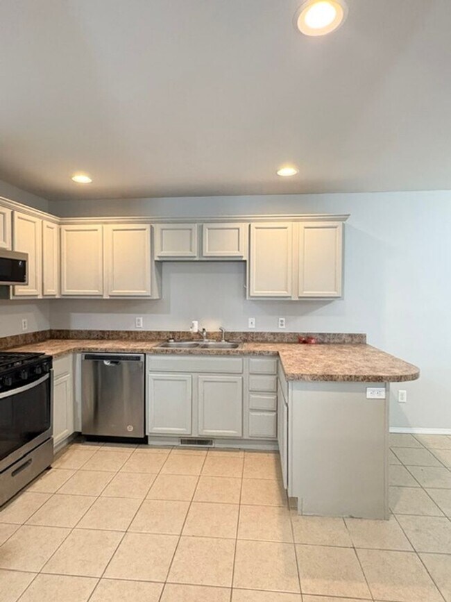 Building Photo - Ozark~ 4 bedroom walkout basement duplex for rent!
