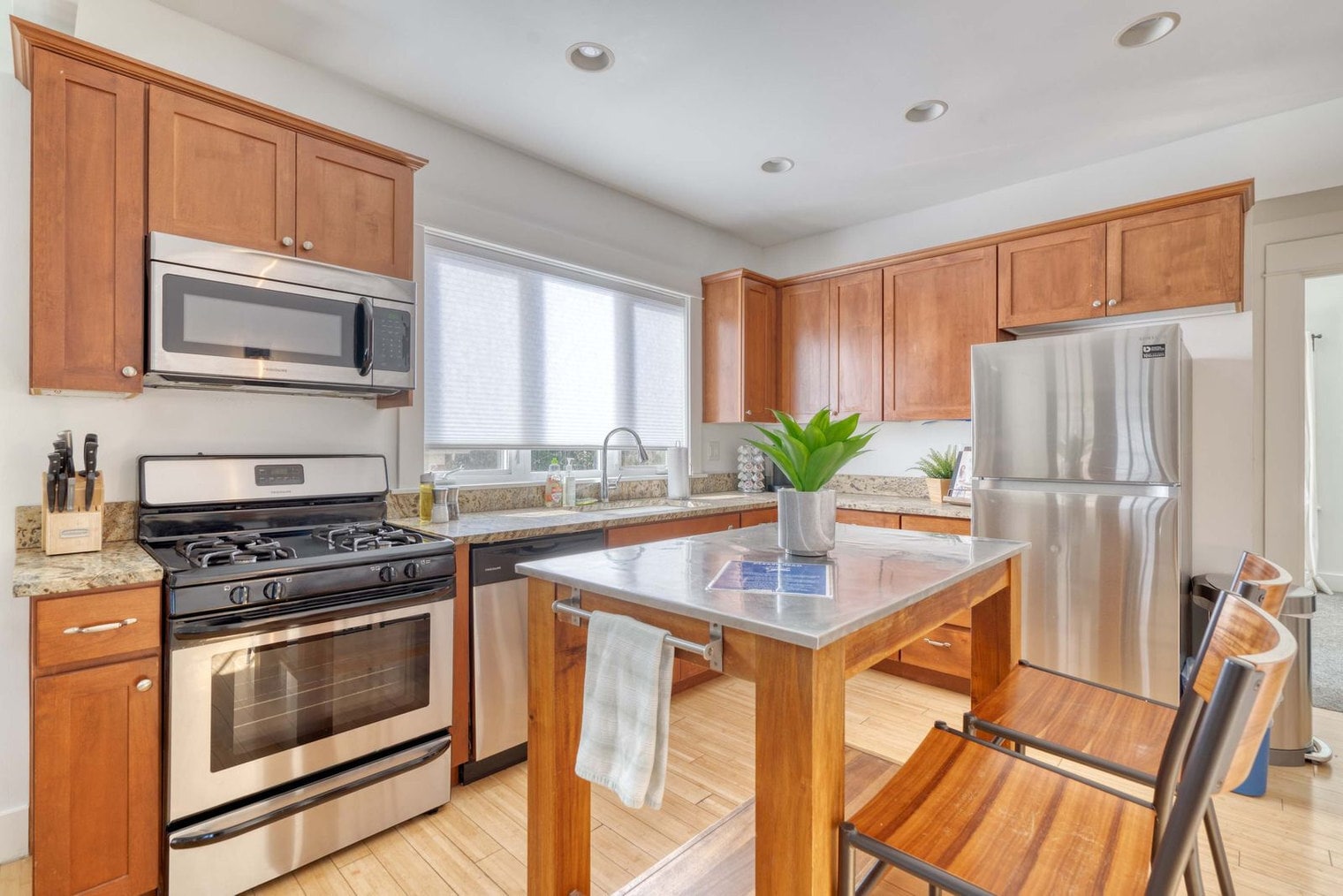 Building Photo - 915 SE 29th Ave