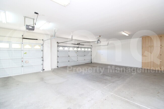 Building Photo - 902 E Desert Flower Ln