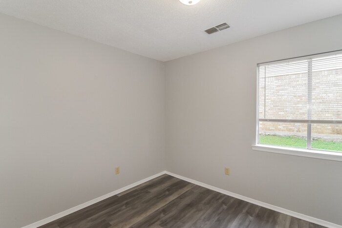 Building Photo - 6001 Neill Dr