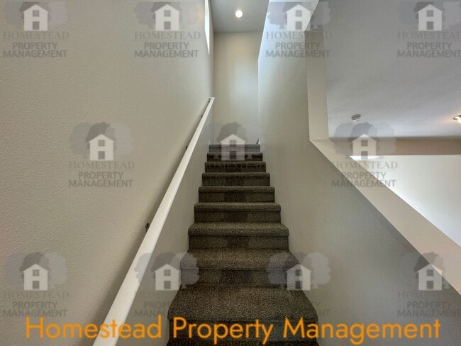 Building Photo - Welcome home! Outstanding Salem location!