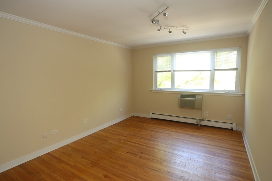 Building Photo - 628 W Wrightwood Ave