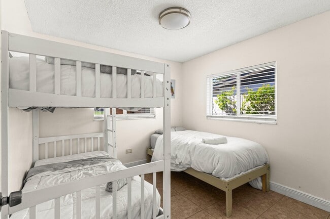 Building Photo - 1121 N 66 Terrace