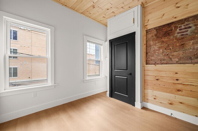 Building Photo - 14 Westervelt Pl