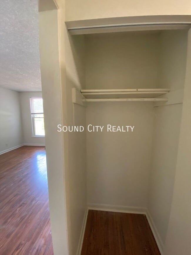 Building Photo - 3232 Hinkle-