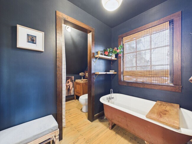 Building Photo - COMING SOON! Charming Cottage in the Center of Town