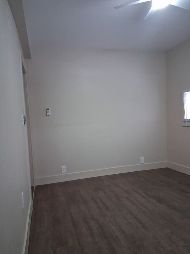 Building Photo - Quaint Newly-renovated Bungalow