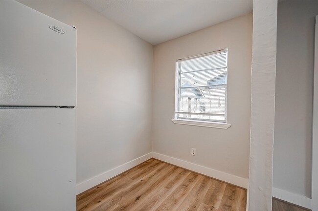 Building Photo - 8814 Manus St