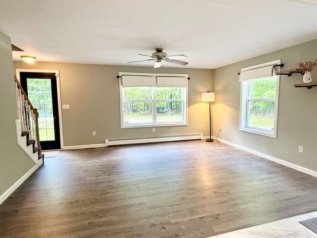 Building Photo - Sunny & Spacious 4 bedroom home