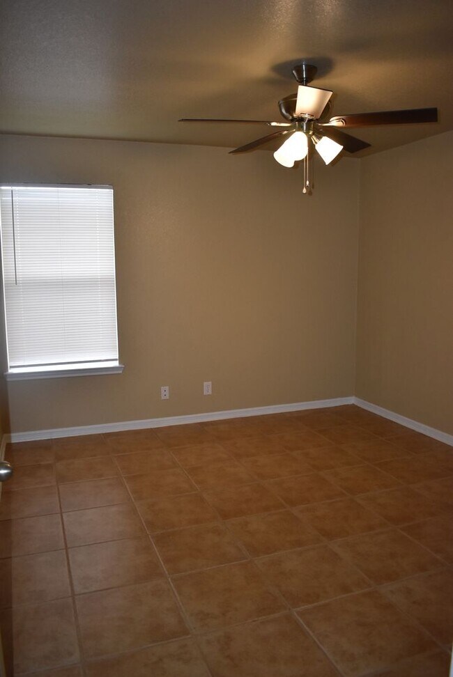 Building Photo - 1600 Nicholas Cir