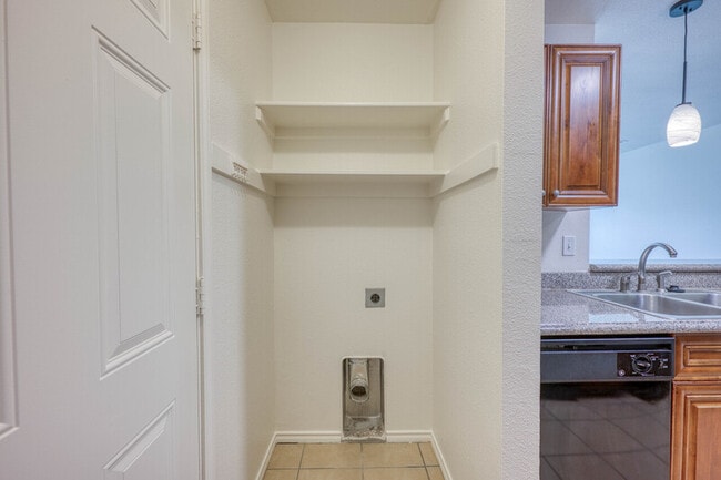 Building Photo - 1511 N Claremont Cir
