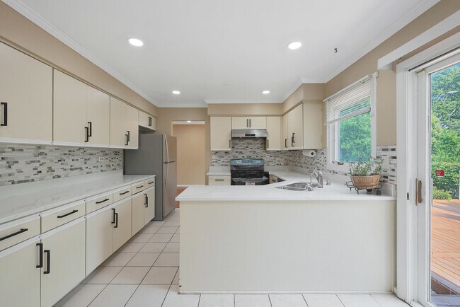 Building Photo - 1356 Larchmont Dr