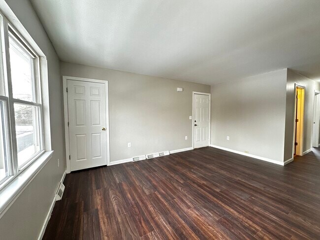 Building Photo - 6 Maple St