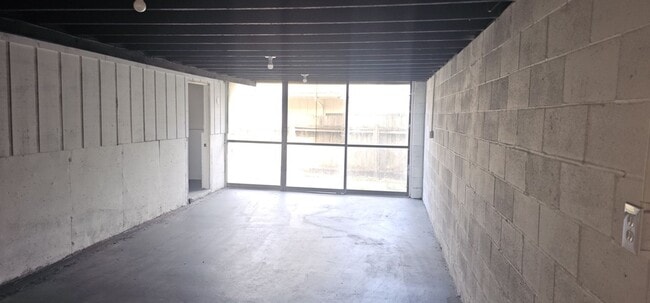 Building Photo - Move in special - Newly Renovated SF in North KC