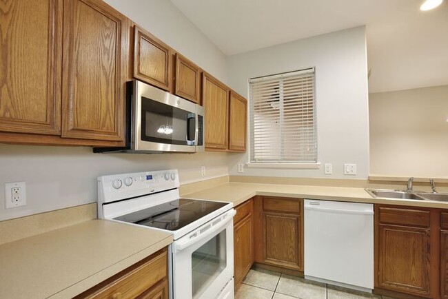 Building Photo - Charming 3/2.5 Spacious Townhome with a 2 ...