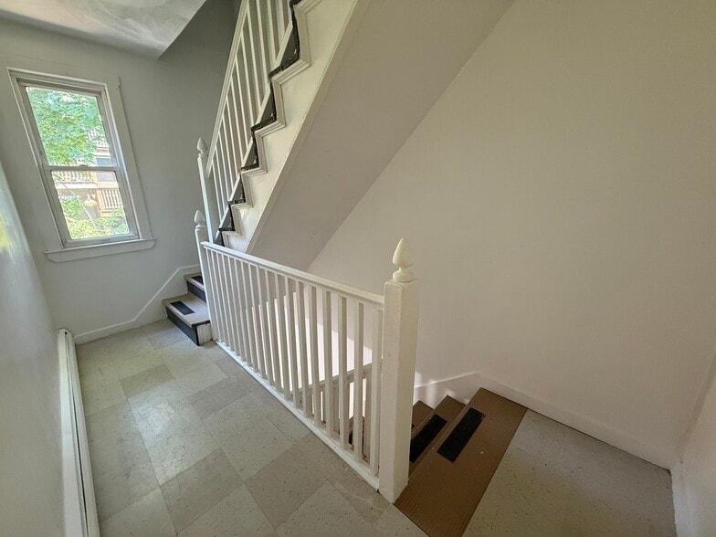 Apt 2: Back Landing/Hallway - 57 Mozart St
