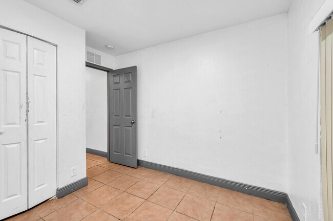 Building Photo - 124 SW 10th Ave