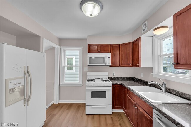 Building Photo - 6911 Farnsworth Dr