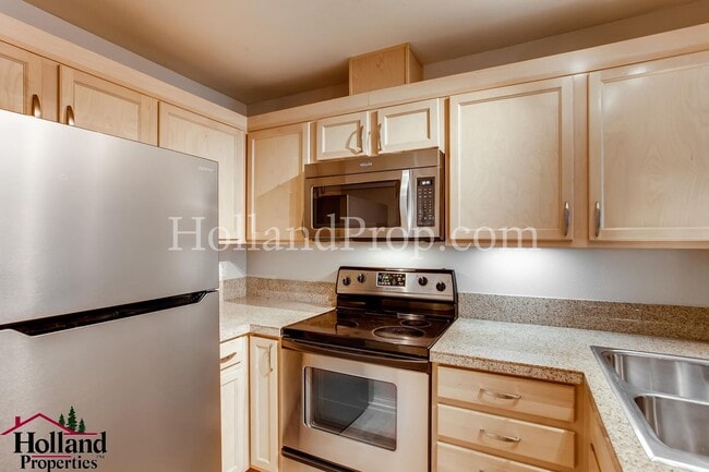Building Photo - Modern 2-Bedroom Apartment in the Heart of Downtown NEW SUPER PRICE at $1,795!